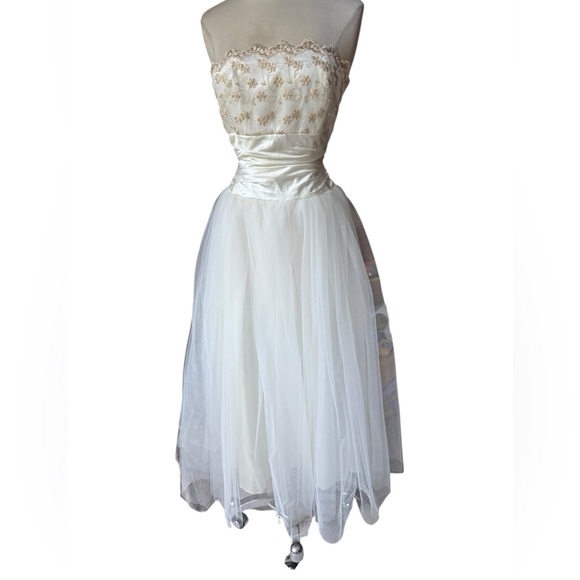 Vintage Dresses & Skirts - 1980s/90s Jessica McClintock for Gunne Sax Off White Embroidered Satin Tulle Par